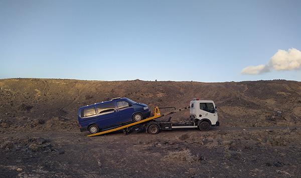 Jo and Georg’s blue VW T4 van from triptovantasia being towed in a remote desert landscape on the Canary Islands during their vanlife travels.